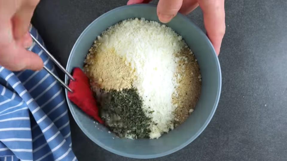 Priprema smese za punjenje braciola u činiji